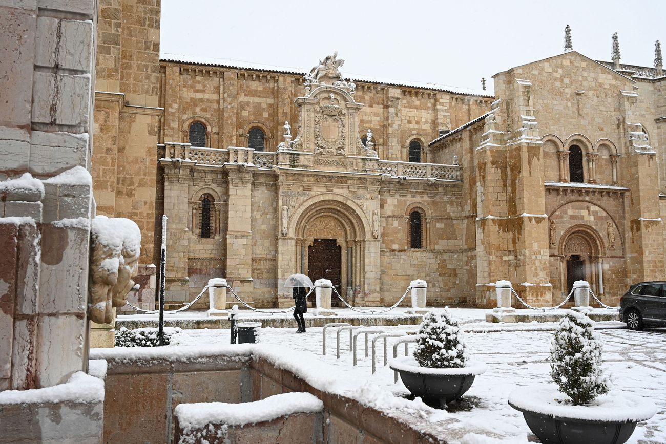 La nieve inunda la provincia de León al completo. De norte a sur y de este a oeste toda la geografía provincial se encuentra bajo la nieve en la jornada de este miércoles. 