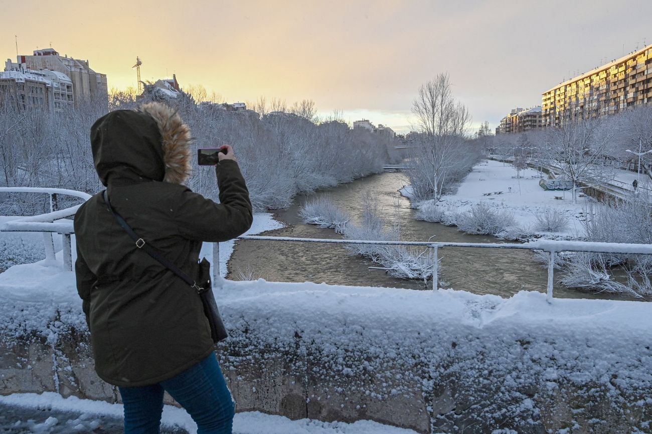 La nieve inunda la provincia de León al completo. De norte a sur y de este a oeste toda la geografía provincial se encuentra bajo la nieve en la jornada de este miércoles. 