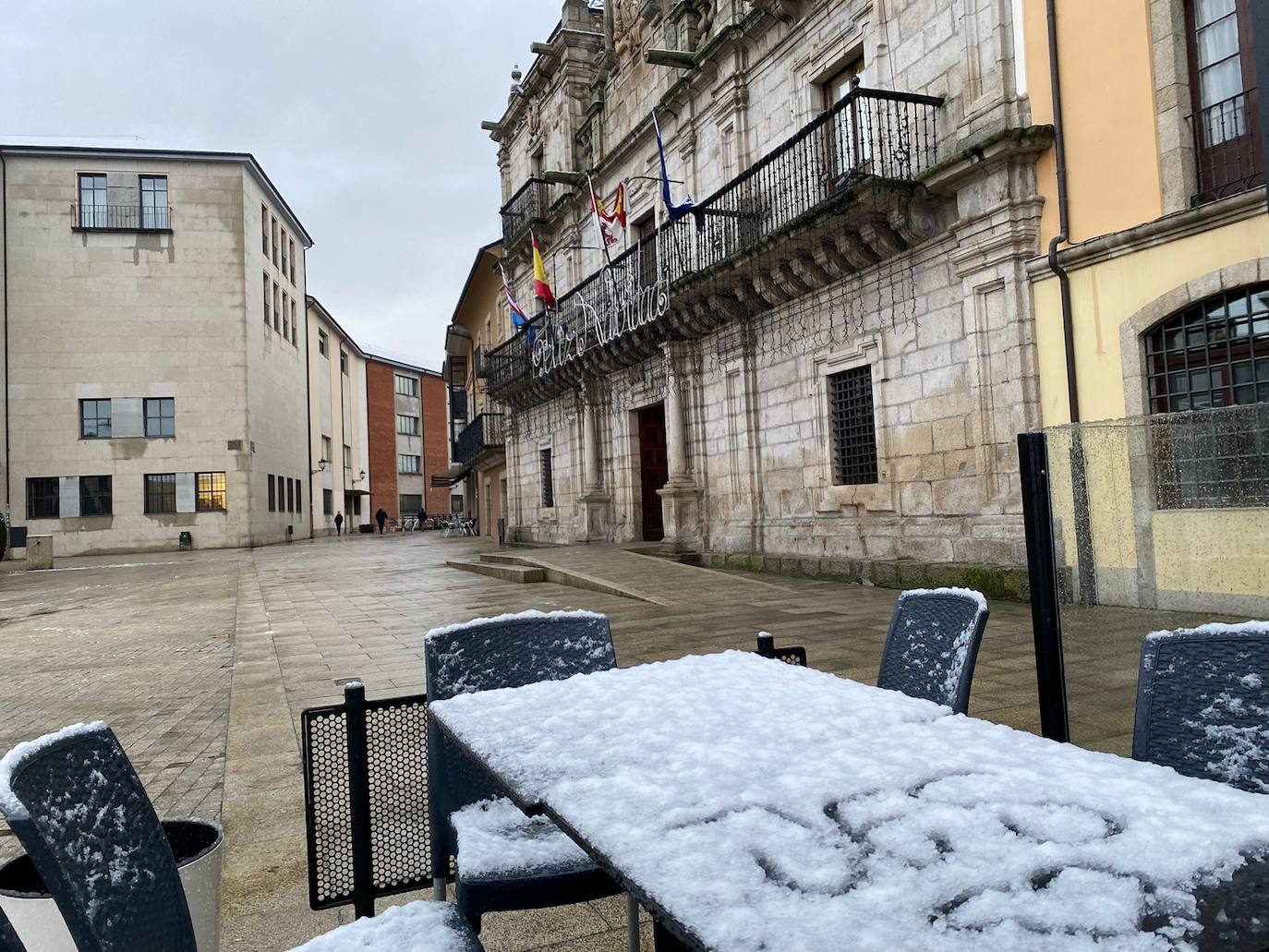 La comarca berciana se ha levantado con un fino manto de nieve en buena parte de sus rincones ocasionado por la 'borrasca Fien'