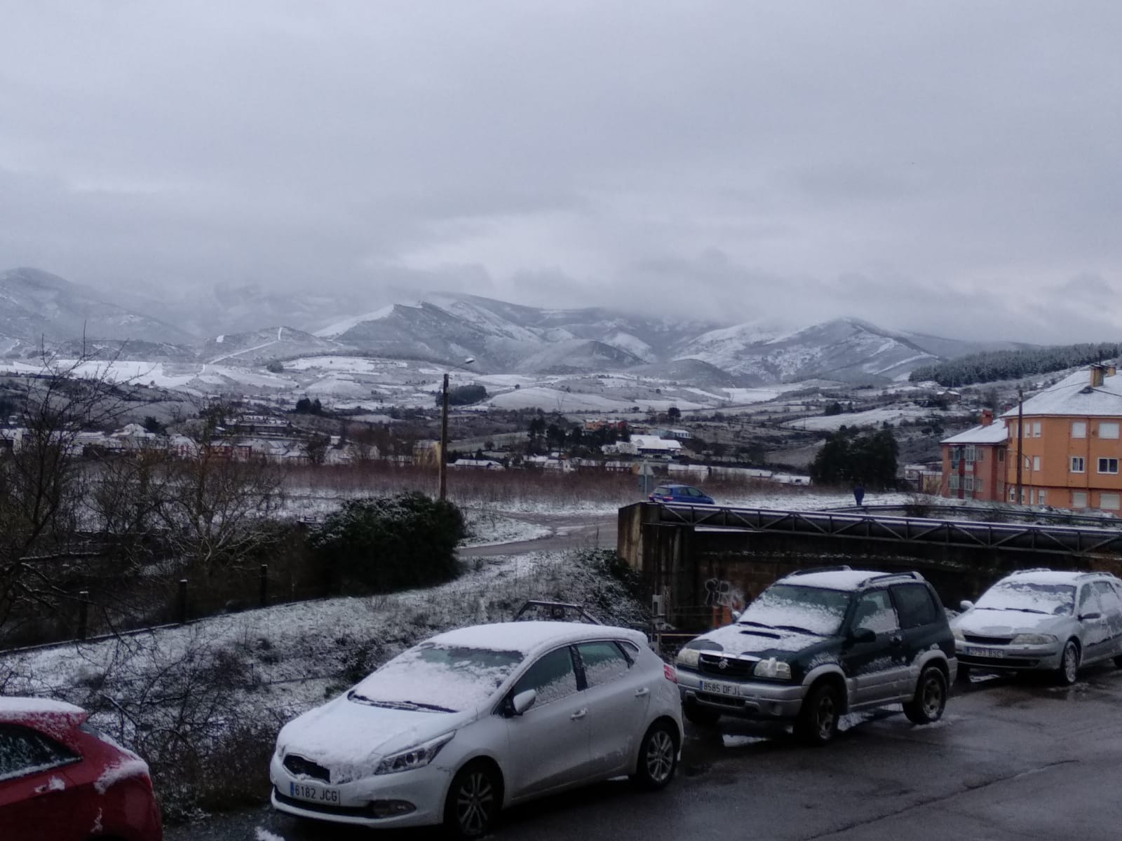 La comarca berciana se ha levantado con un fino manto de nieve en buena parte de sus rincones ocasionado por la 'borrasca Fien'