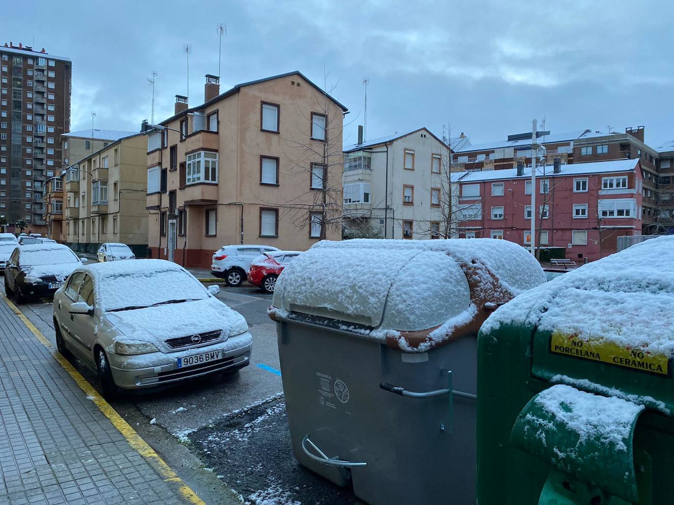 La comarca berciana se ha levantado con un fino manto de nieve en buena parte de sus rincones ocasionado por la 'borrasca Fien'