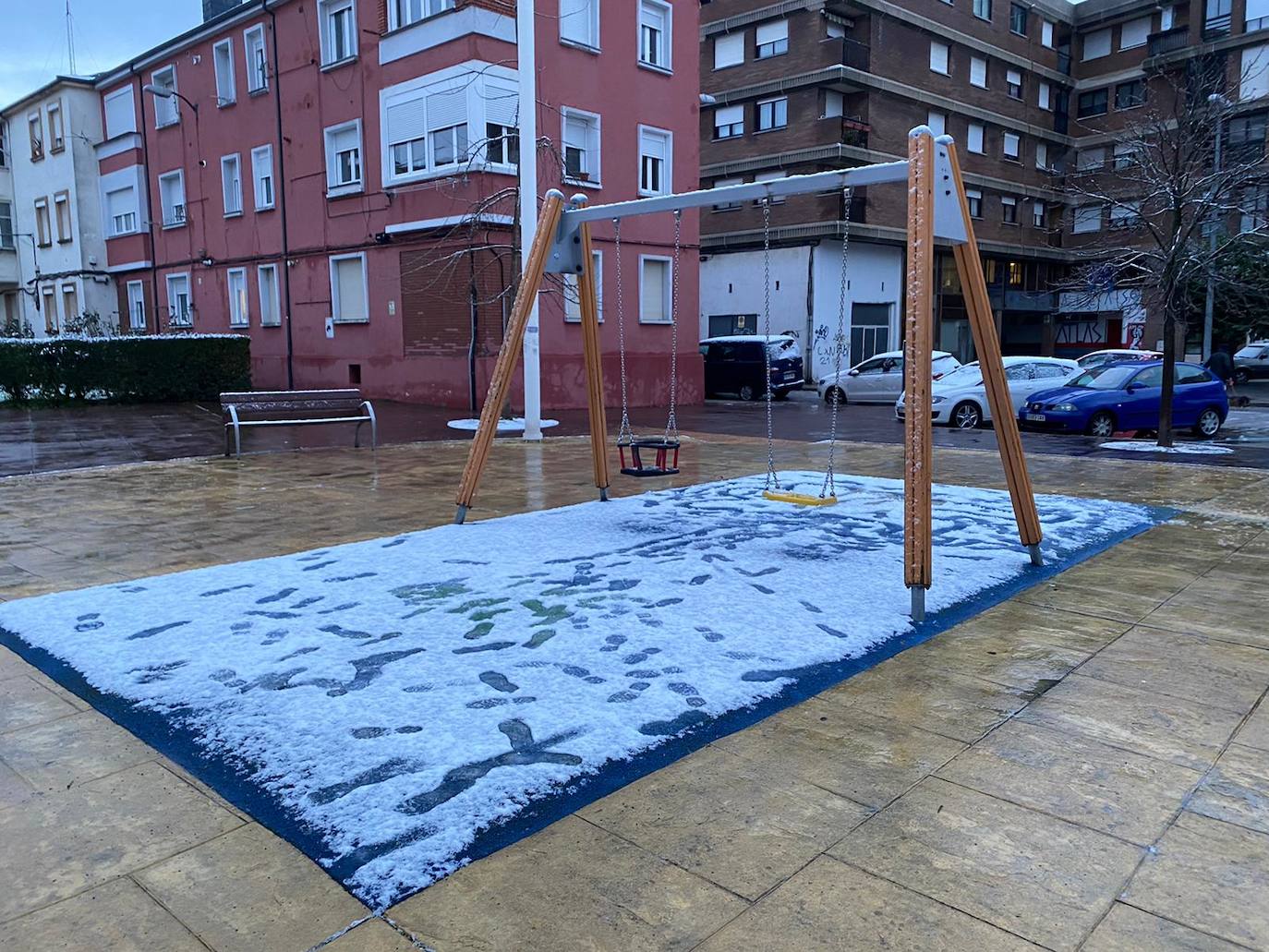 La comarca berciana se ha levantado con un fino manto de nieve en buena parte de sus rincones ocasionado por la 'borrasca Fien'