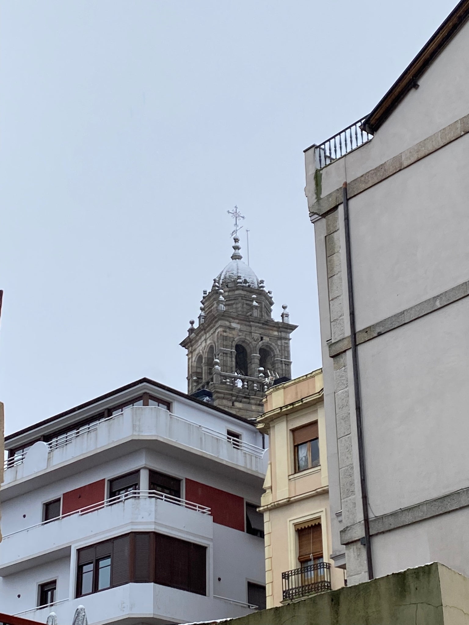 La comarca berciana se ha levantado con un fino manto de nieve en buena parte de sus rincones ocasionado por la 'borrasca Fien'