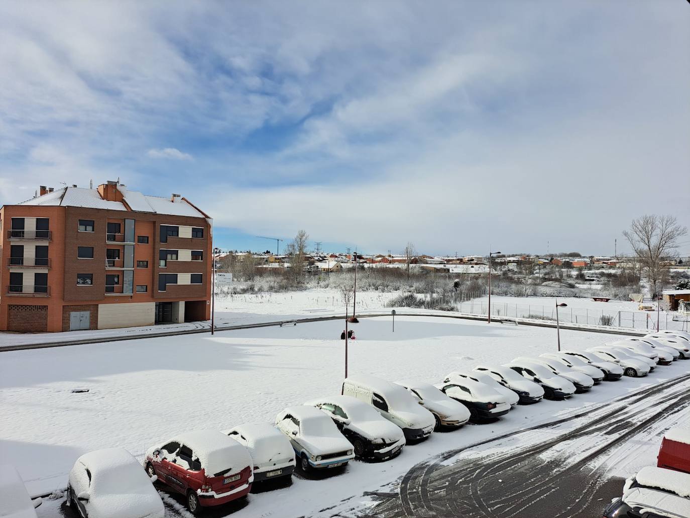 La nieve ha caído desde esta madrugada en el municipio del alfoz y ha obligado a activar los medios.