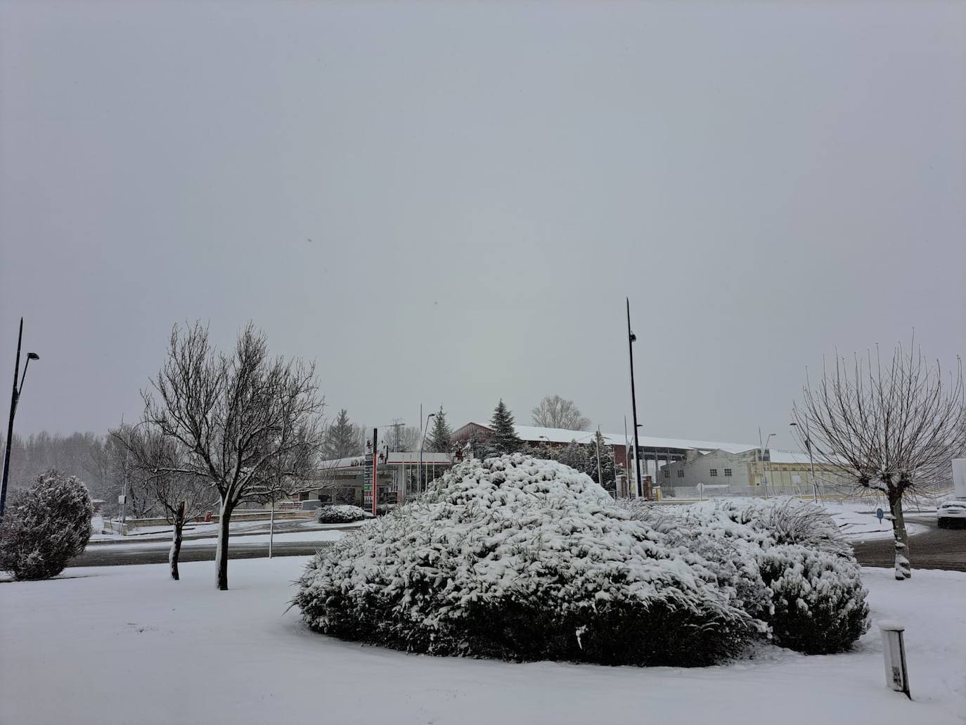 La nieve ha caído desde esta madrugada en el municipio del alfoz y ha obligado a activar los medios.