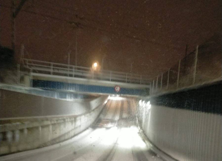 La nieve ha caído desde esta madrugada en el municipio del alfoz y ha obligado a activar los medios.