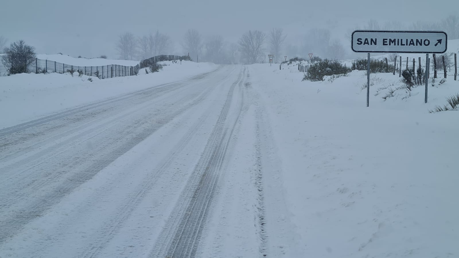 Las carreteras que discurren por pueblos de montaña se encuentran cubiertas de nieve tras el paso de Fien