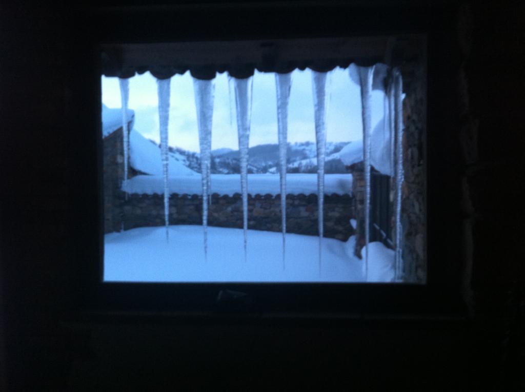 Las carreteras que discurren por pueblos de montaña se encuentran cubiertas de nieve tras el paso de Fien