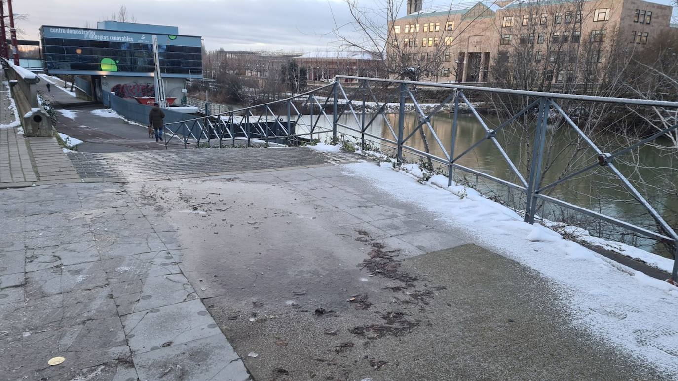 La helada y la nieve convierten las aceras de León ciudad en auténticas pistas de patinaje.