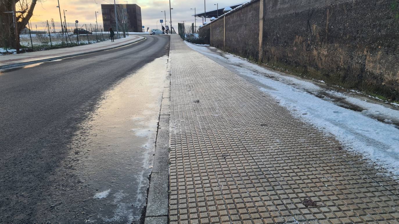 La helada y la nieve convierten las aceras de León ciudad en auténticas pistas de patinaje.