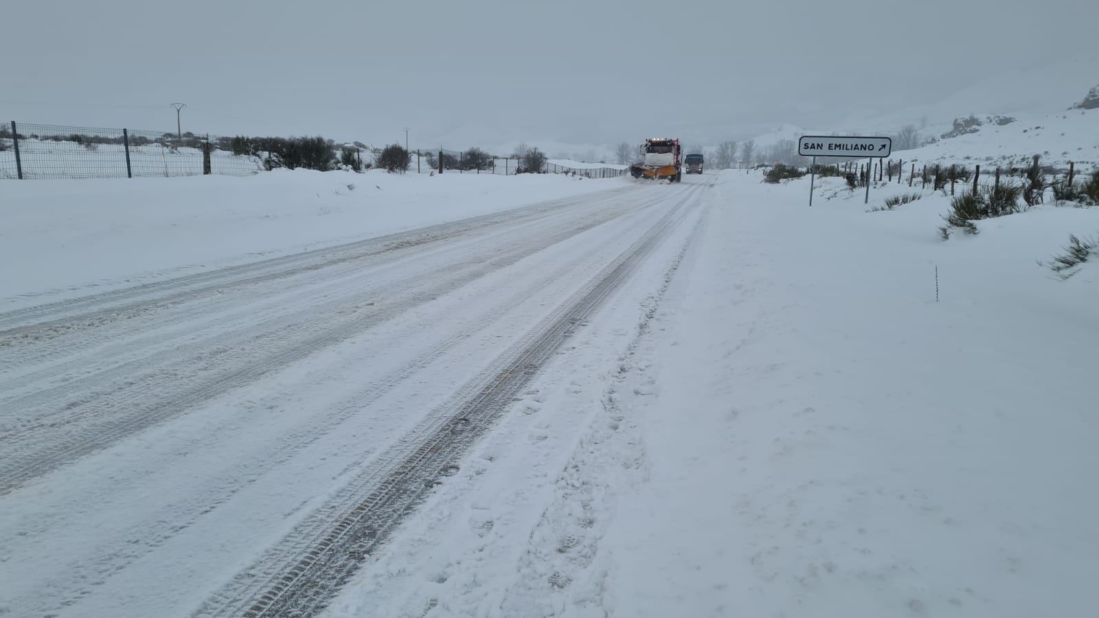 La nieve cubre el asfalto en varias zonas de la provincia tras el paso del temporal por León.