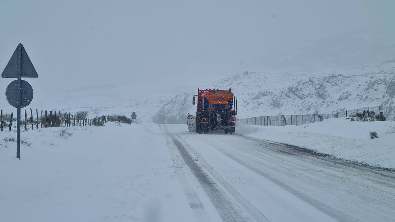 La nieve cubre el asfalto en varias zonas de la provincia tras el paso del temporal por León.