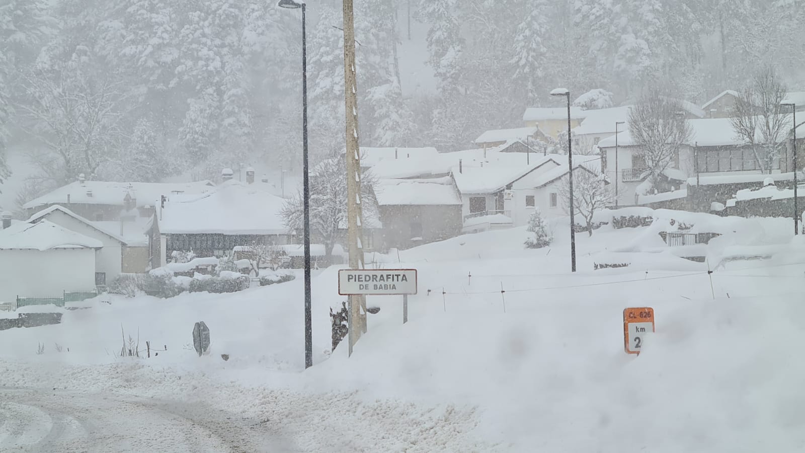 La nieve cubre el asfalto en varias zonas de la provincia tras el paso del temporal por León.