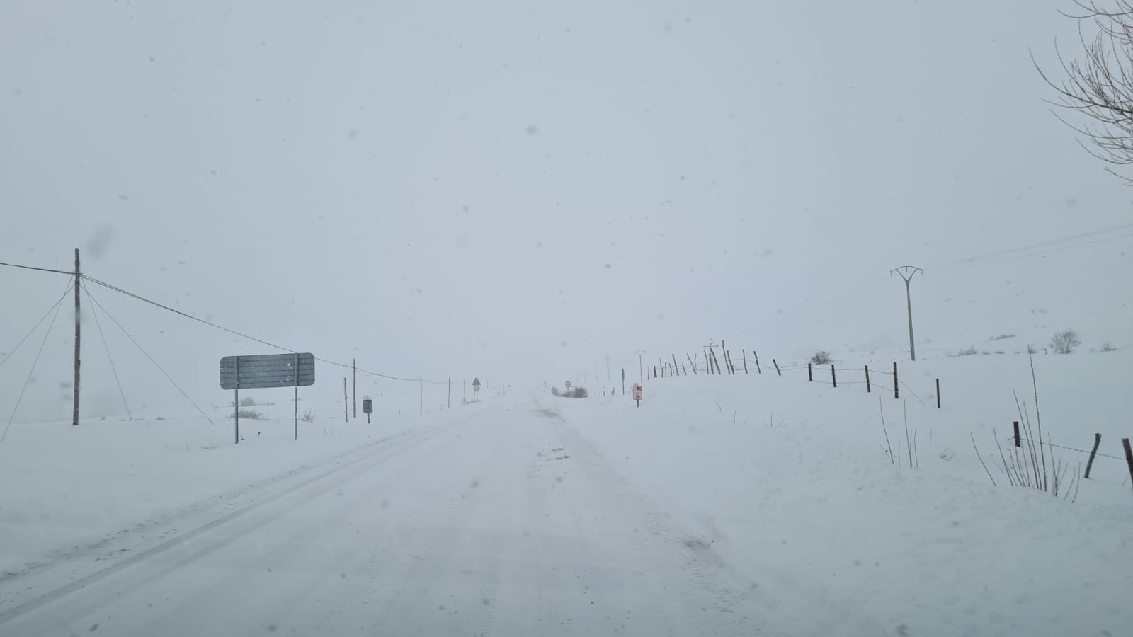 La nieve cubre el asfalto en varias zonas de la provincia tras el paso del temporal por León.