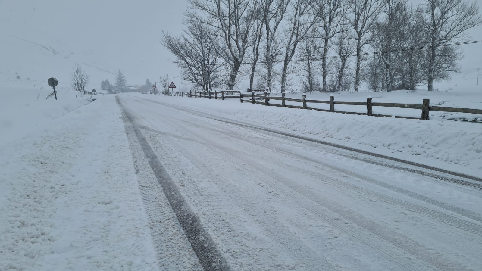 La nieve cubre el asfalto en varias zonas de la provincia tras el paso del temporal por León.