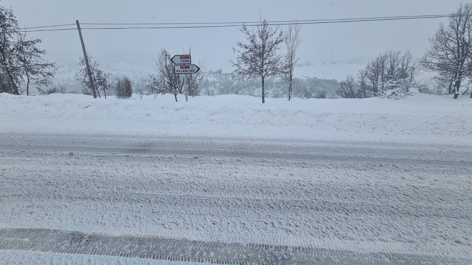 La nieve cubre el asfalto en varias zonas de la provincia tras el paso del temporal por León.