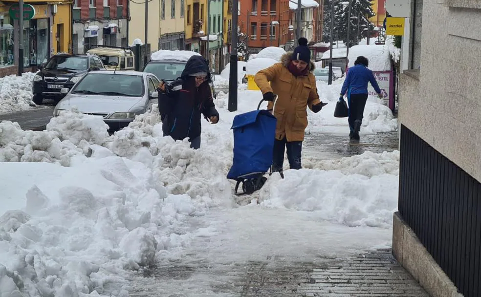 Los vecinos de Villablino tratan de volver a su día a día tras el paso de una gran nevada durante la jornada anterior.