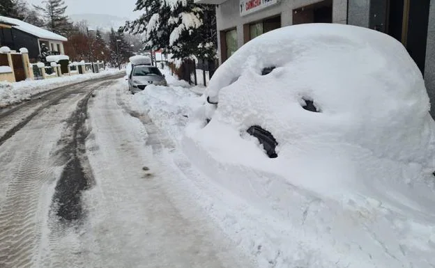 Un coche de Villablino cubierto por la nieve.