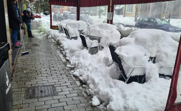 La terraza de un bar en Villablino.