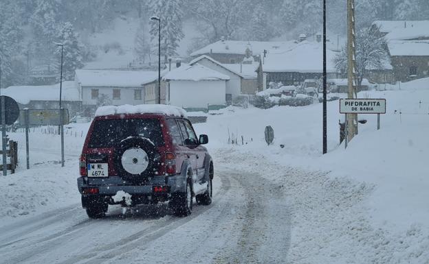 Galería. Las carreteras cubiertas por la nieve al paso por Babia.