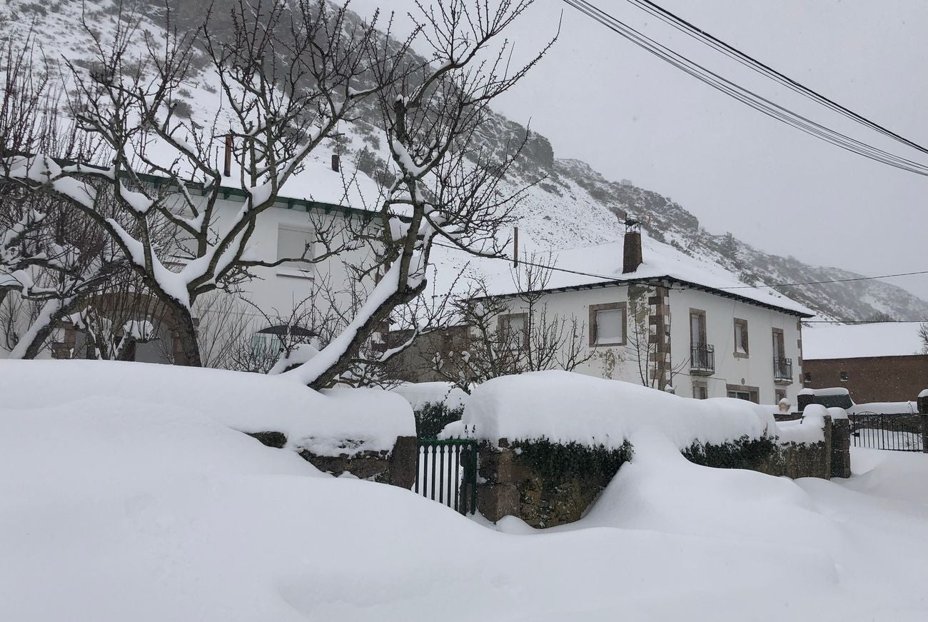 La localidad lacianiega presenta estampas invernales y este jueves aún es imposible acceder a algunas calles de la zona urbana. 