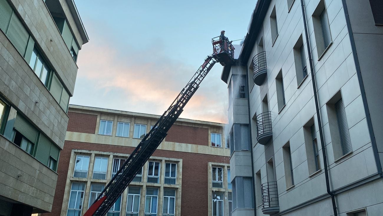 Bomberos interviene para retirar el hielo formado en varias viseras de nieve en inmuenbles de León. Efectivos del parque de Bomberos de León han intervenido para retirar la nieve de la techumbre de un inmueble en García I de la capital. 