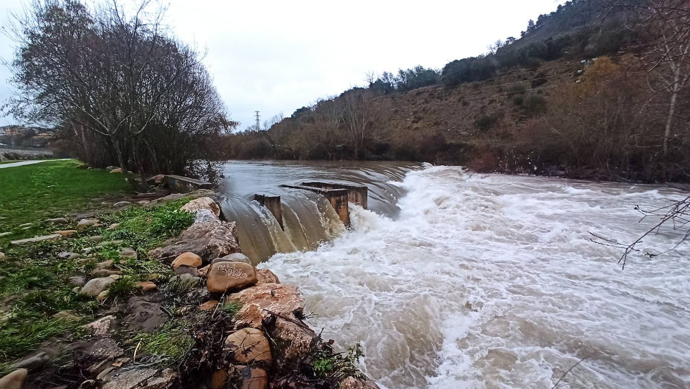  El río Sil a su paso por Ponferrada aumenta su caudal debido a las precipitaciones de los últimos días.