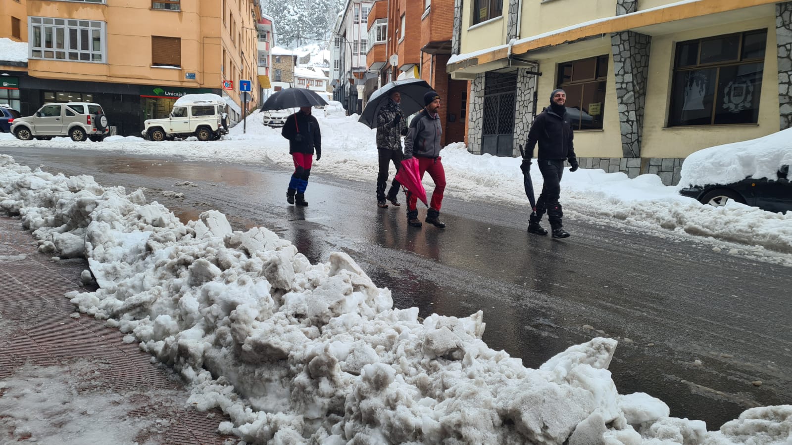 El municipio lacianiego sufre el azote de Fien y recuerda una de las mayores nevadas de los últimos años.