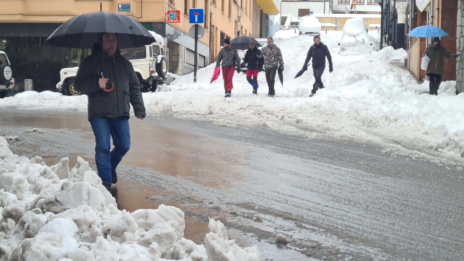 El municipio lacianiego sufre el azote de Fien y recuerda una de las mayores nevadas de los últimos años.