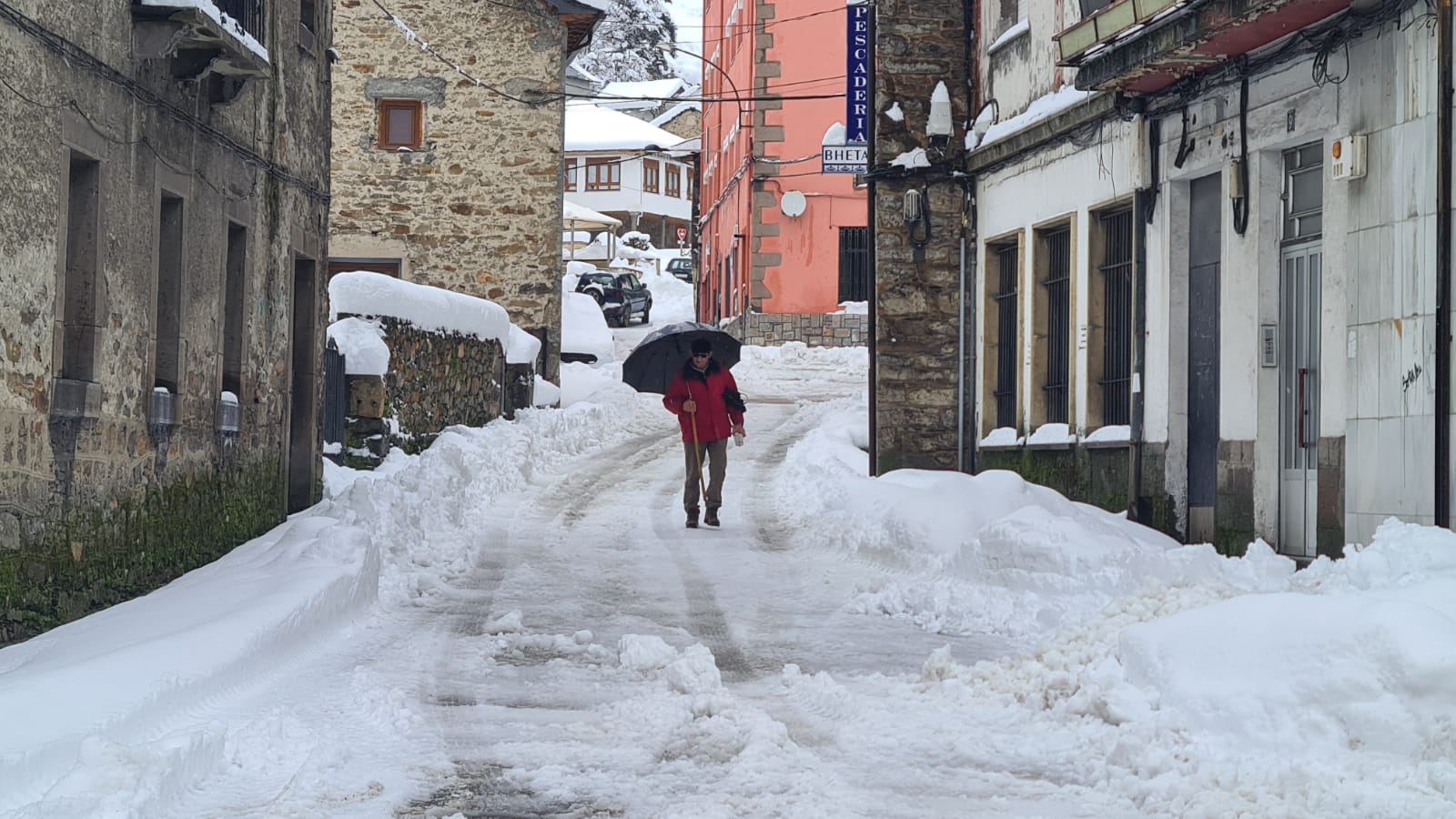 El municipio lacianiego sufre el azote de Fien y recuerda una de las mayores nevadas de los últimos años.