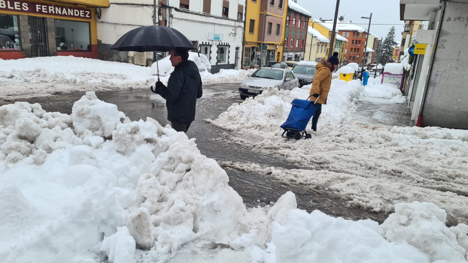 El municipio lacianiego sufre el azote de Fien y recuerda una de las mayores nevadas de los últimos años.