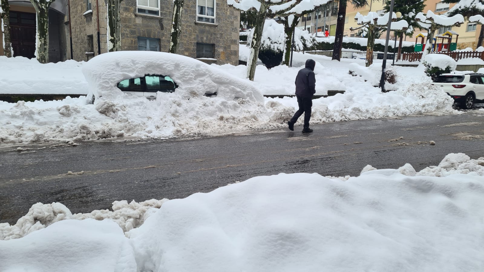 El municipio lacianiego sufre el azote de Fien y recuerda una de las mayores nevadas de los últimos años.