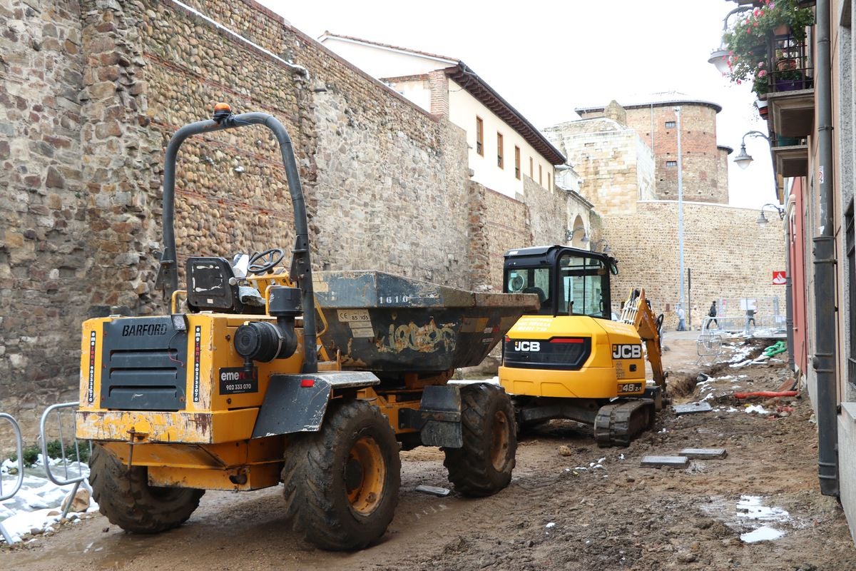 La peatonalización de la calle Carreras avanza según los plazos y las máquinas ya trabajan en el lugar.