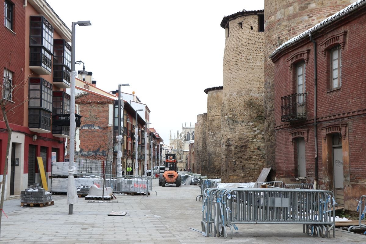 La peatonalización de la calle Carreras avanza según los plazos y las máquinas ya trabajan en el lugar.