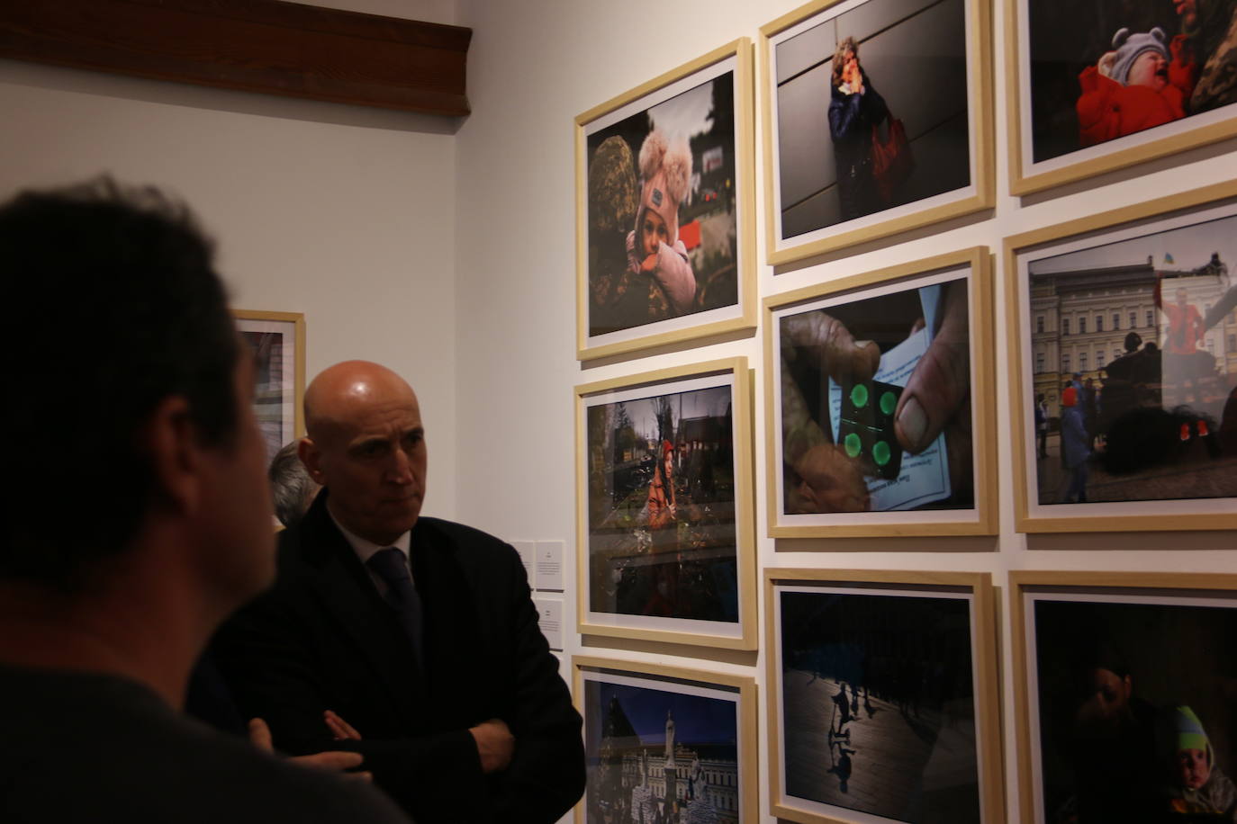 Inauguración de la exposición 'Ucrania, guerra de los civiles' en la Fundación Vela Zanetti de León. 