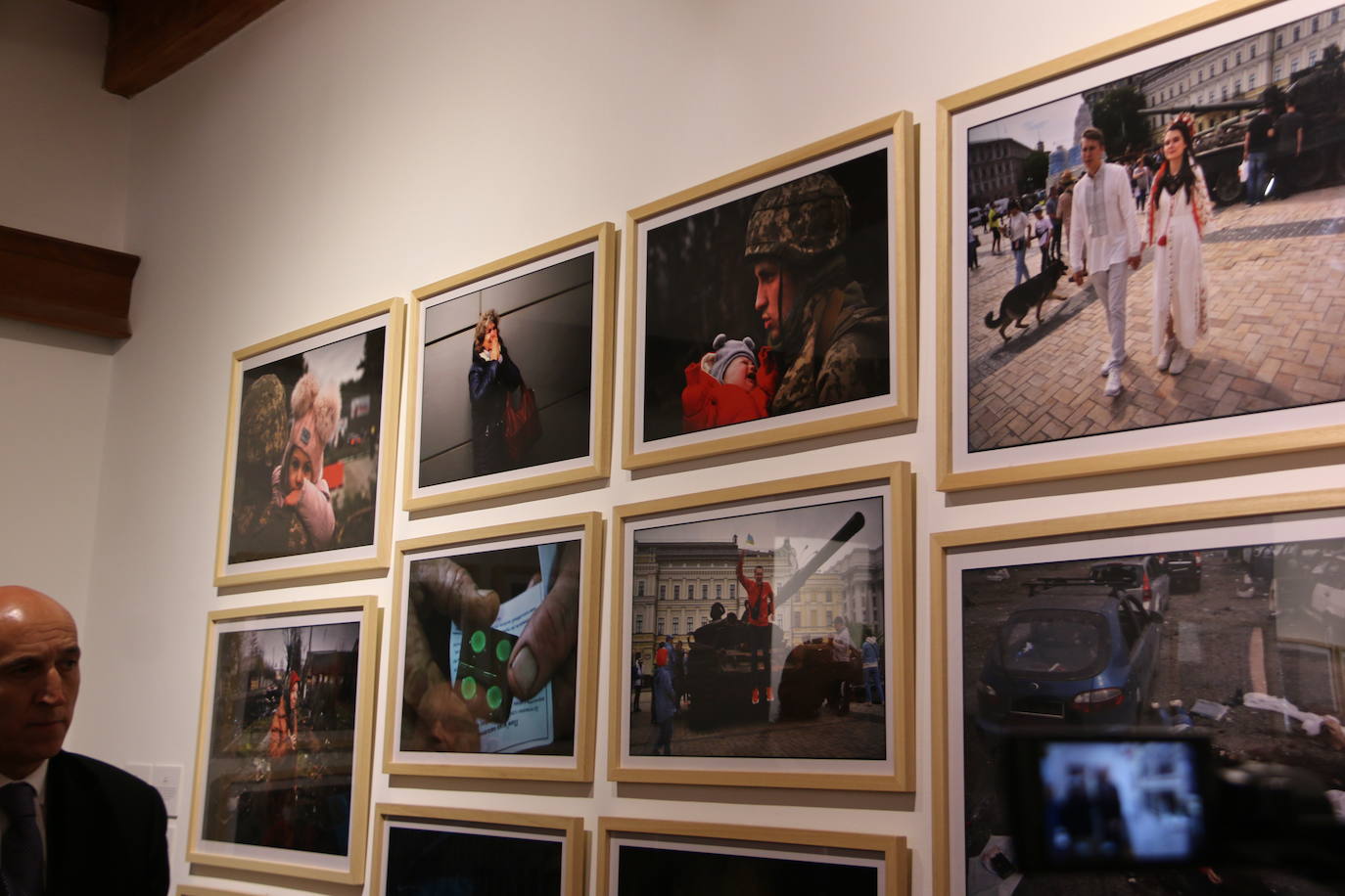 Inauguración de la exposición 'Ucrania, guerra de los civiles' en la Fundación Vela Zanetti de León. 