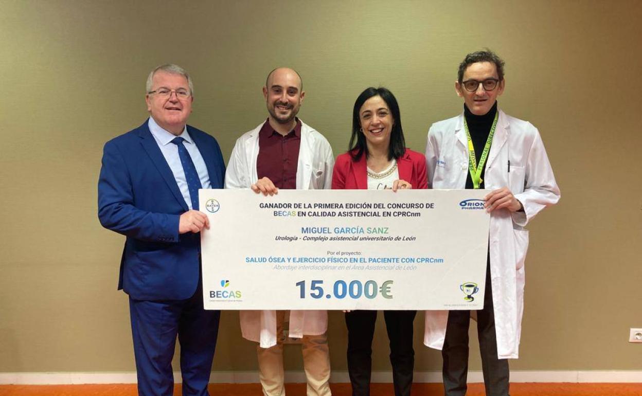 Entrega de la beca de 15.000 euros al urólogo del Caule, Miguel García Sanz.