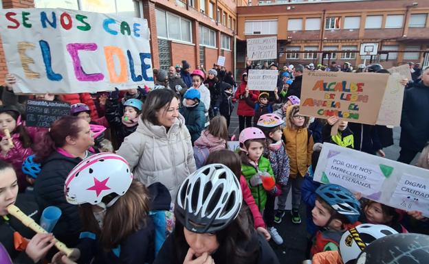 Protesta a las puertas del CEIP Quevedo tras los constantes problemas derivados de la falta de mantenimiento.