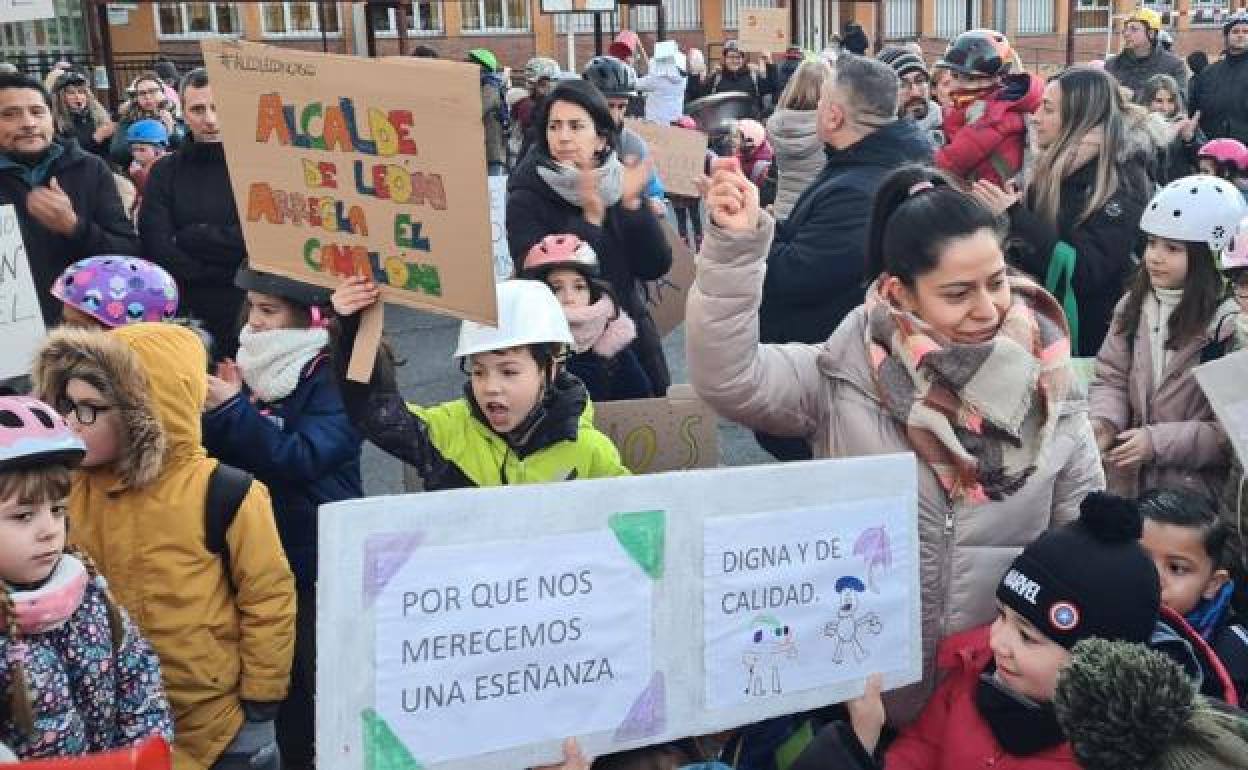 Manifestación de padres y alumnos del colegio Quevedo este viernes.