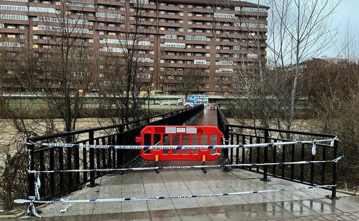 La pasarela peatonal del Bernesga que une el Paseo de La Condesa y Paseo Salamanca está cerrada por la crecida del río.