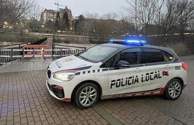 Imágenes tomadas por la Policía Local de León trs proceder al cierre de las pasarelas en la capital. 