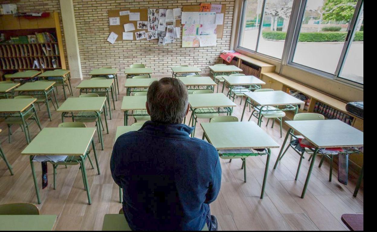 Un profesor en un aula docente; UGT considera que León precisa otros 425 nuevos educadores en León..