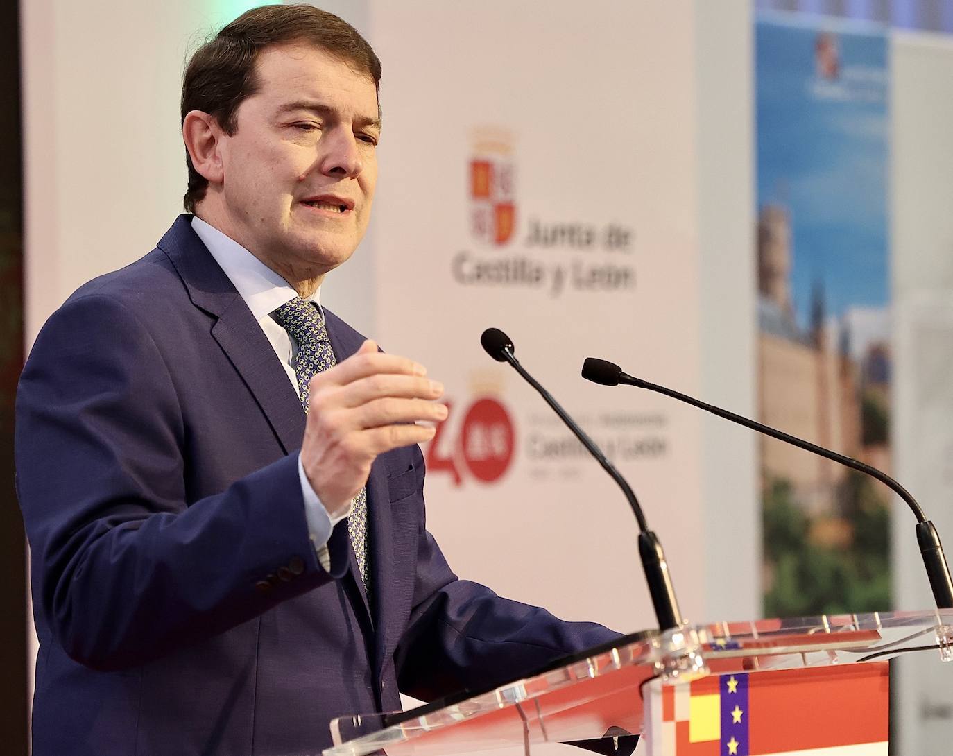 El presidente del Gobierno de España, Pedro Sánchez, ha trasladado este viernes a su homólogo de la institución provincial, Eduardo Morán, la felicitación del Ejecutivo nacional a la provincia por el reconocimiento concedido por la Organización de Naciones Unidas para la Alimentación y la Agricultura (FAO) a las Montañas de León como Sistema Importante del Patrimonio Agrícola Mundial (SIPAM). Lo ha hecho en el marco de Fitur, una cita en la que también ha estado presente el presidente de la Junta, Alfonso Fernández Mañueco.