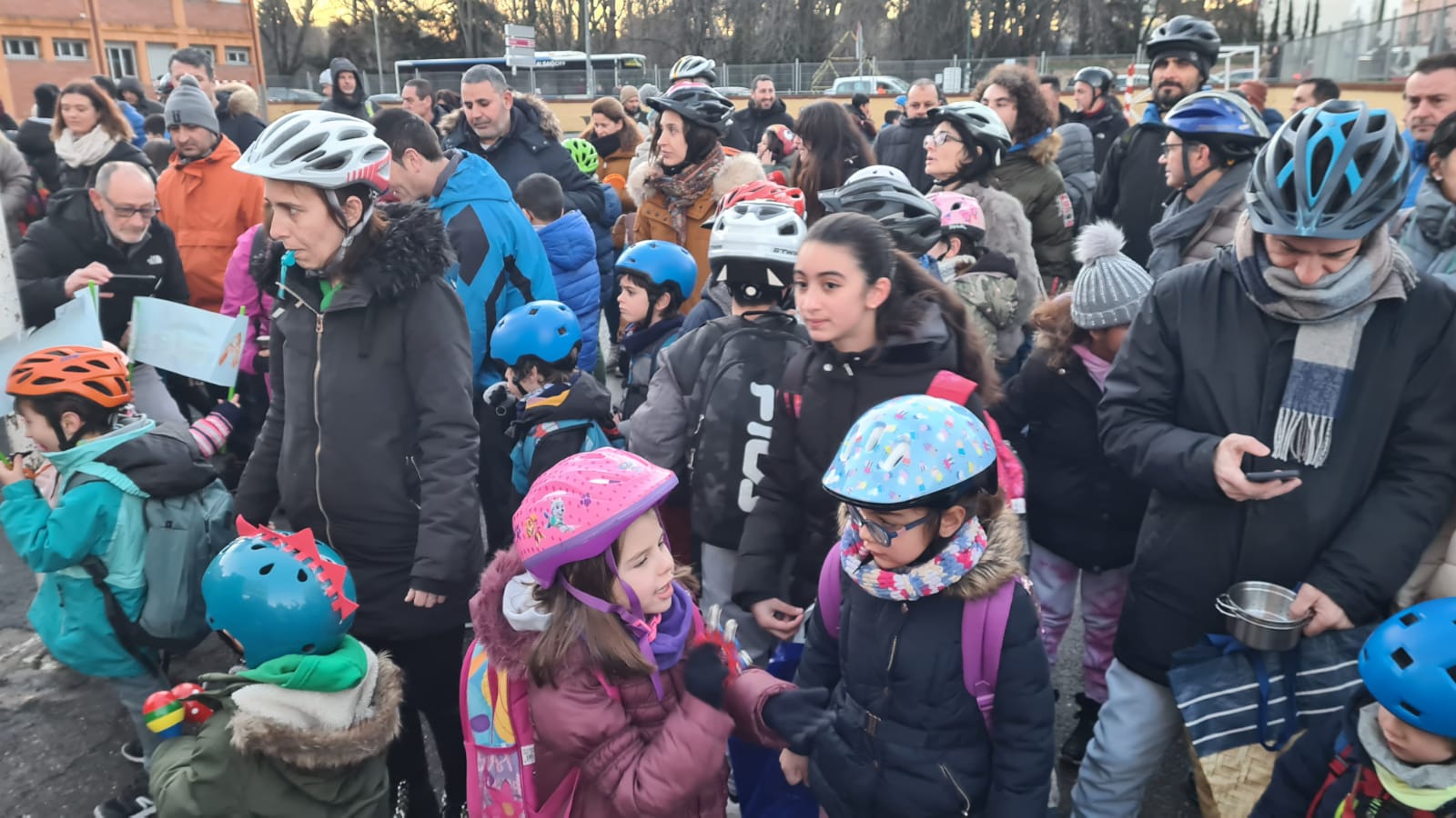 Padres y madres del centro acuden a acompañar a sus hijos y organizan una protesta para exigir que se arregle el colegio.