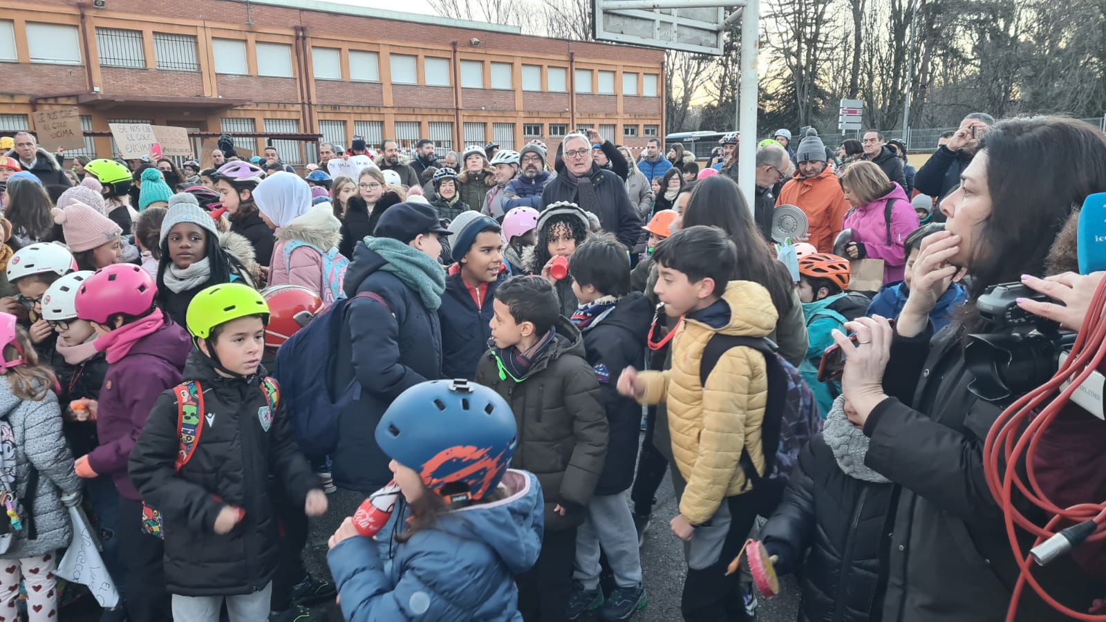 Padres y madres del centro acuden a acompañar a sus hijos y organizan una protesta para exigir que se arregle el colegio.