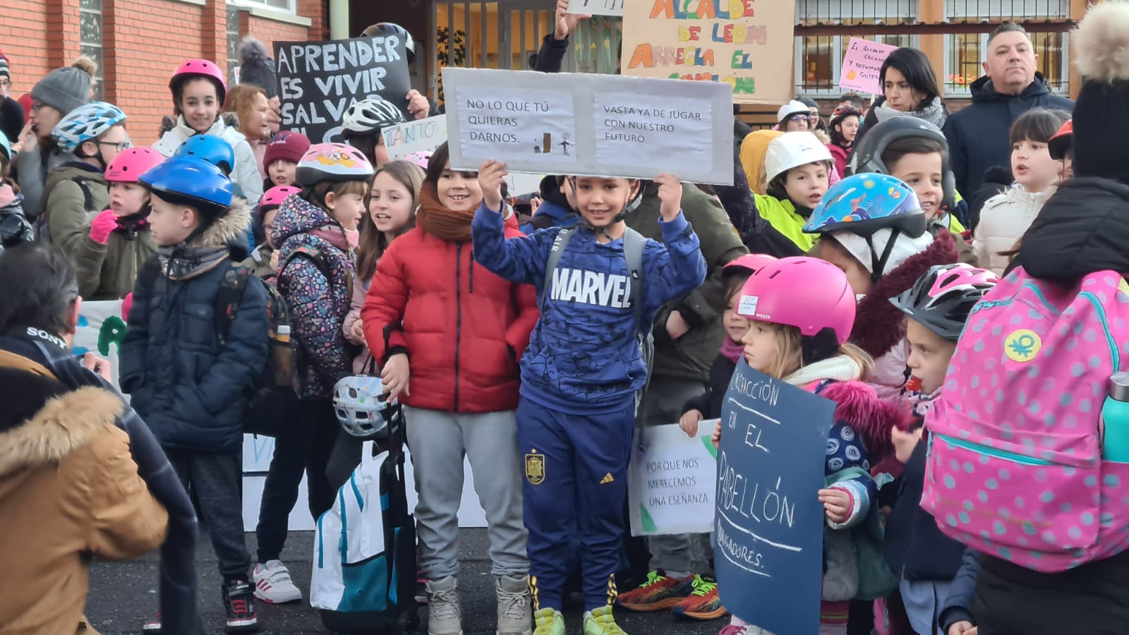 Padres y madres del centro acuden a acompañar a sus hijos y organizan una protesta para exigir que se arregle el colegio.