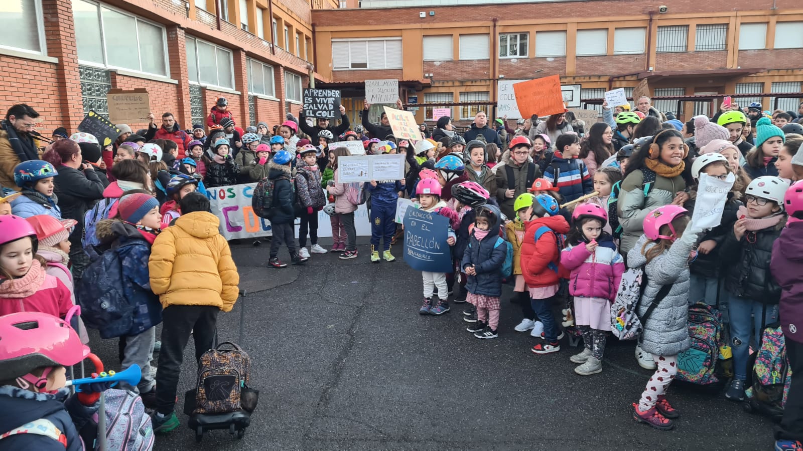 Padres y madres del centro acuden a acompañar a sus hijos y organizan una protesta para exigir que se arregle el colegio.