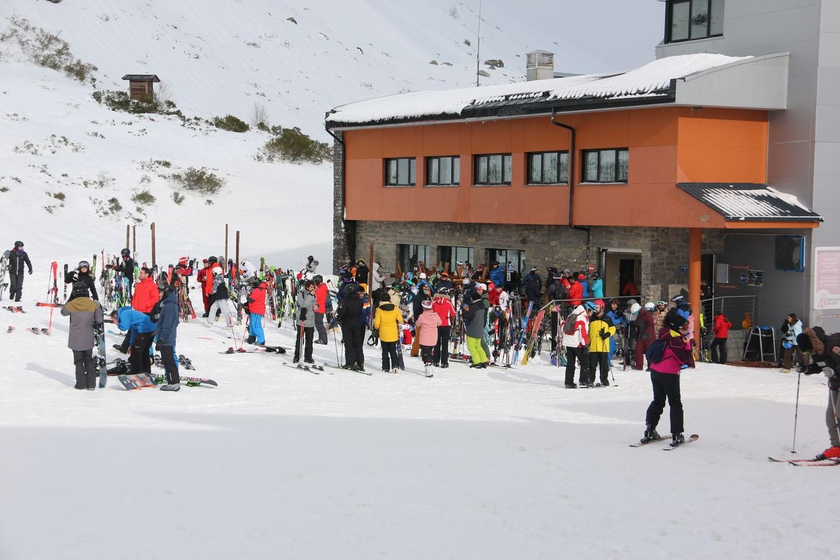 La estación inveranal de San Isidro ha abierto este sábado la temporada de esquí después de dos meses de retraso con una gran afluencia de público.