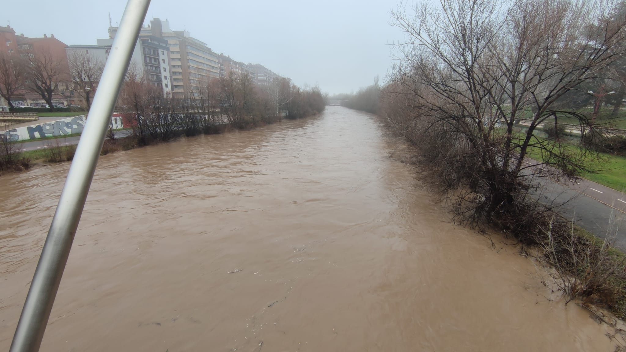 El principal río de la ciudad ha experimentado una importante crecida en las últimas horas debido a las precipitaciones en forma de nieve de los días anteriores.