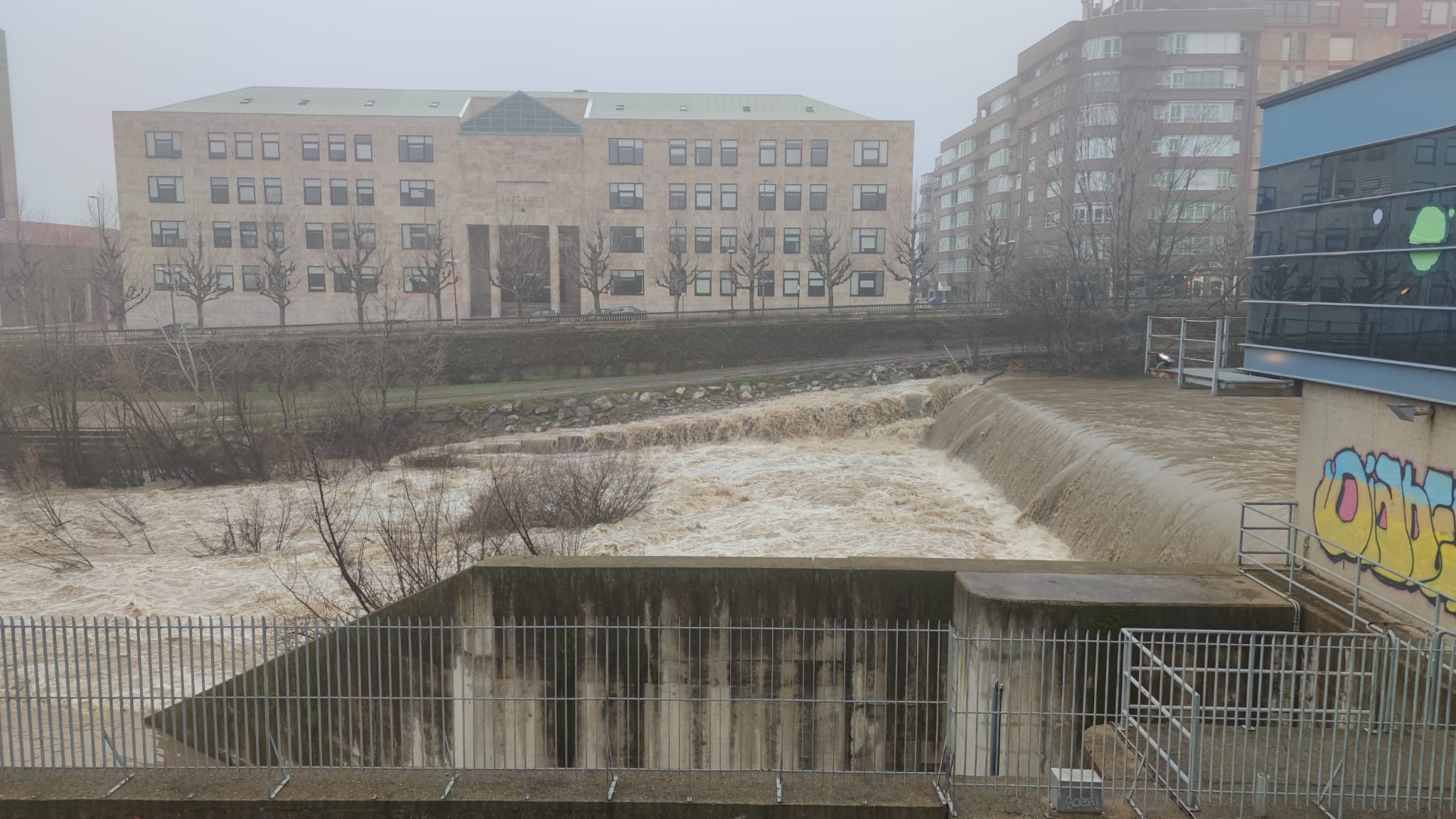 El principal río de la ciudad ha experimentado una importante crecida en las últimas horas debido a las precipitaciones en forma de nieve de los días anteriores.